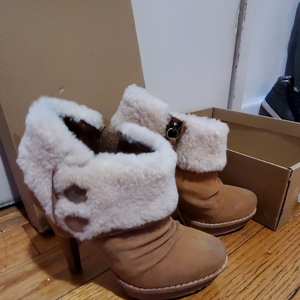Boots - Picture 2 of 7